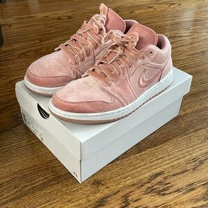Wmns Air Jordan 1 Low SE “Pink Velvet”